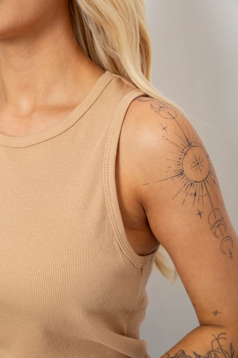 Майка жіноча однотонна в рубчик, колір бежевий